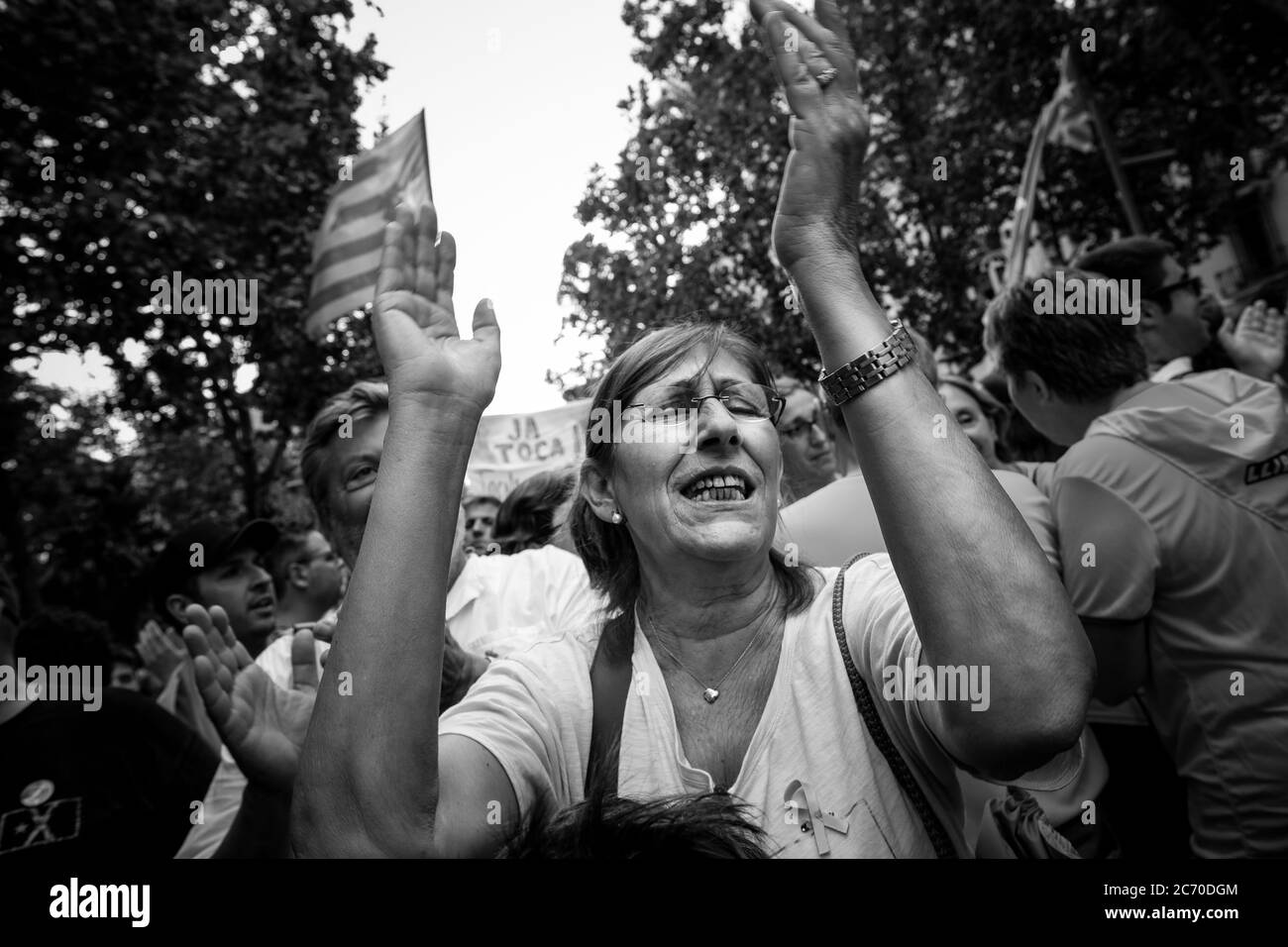 Un villageois de Riudaura applaudit lors de la manifestation du 11 septembre à Barcelone, Espagne. Date: 11/09/2018. Photo: Xabier Mikel Laburu. Le 11 septembre célèbre la chute de Barcelone en 1714, pendant la guerre de succession qui a confronté le candidat des Habsbourg à la couronne et à Philippe V. Banque D'Images