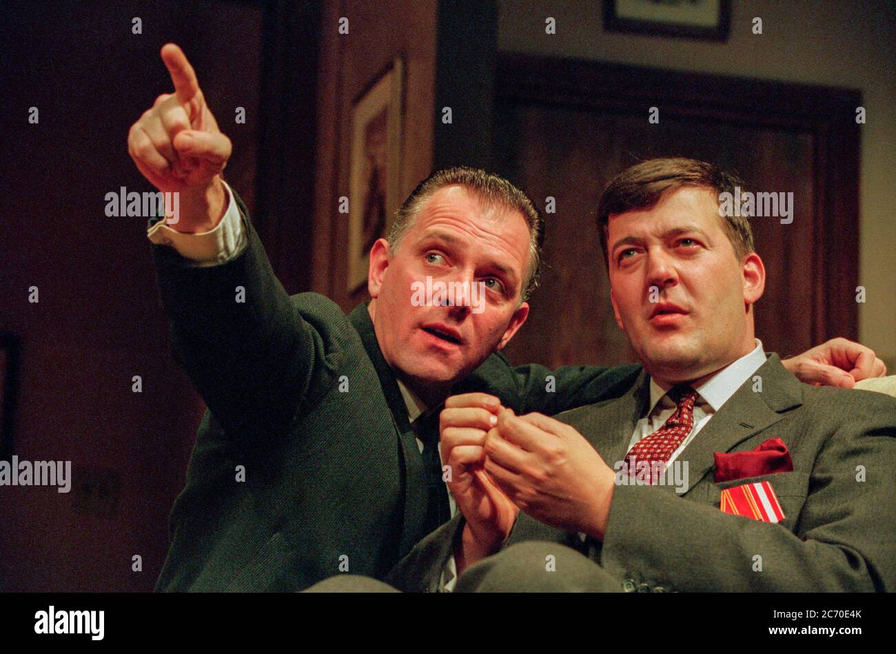 l-r: Rik Mayall (Sean Bourke), Stephen Fry (George Blake) dans DES CELLULES PAR Simon Gray au théâtre Albery, Londres WC2 16/02/1995 ensemble design: Eileen DISS costumes: Dany Everett éclairage: Mick Hughes directeur: Simon Gray Banque D'Images