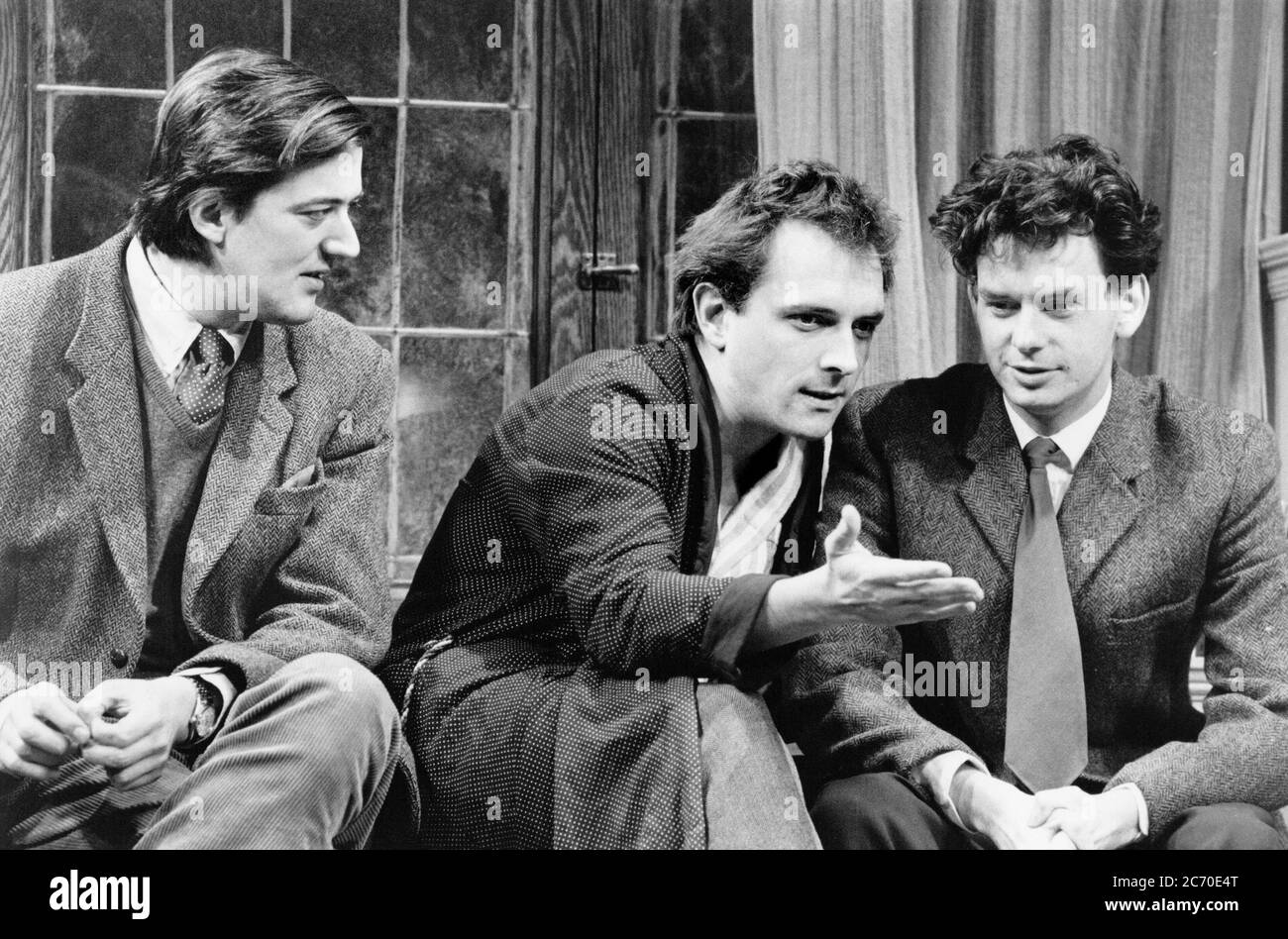 l-r: Stephen Fry (Humphrey), Rik Mayall (Nick), John Gordon-Sinclair (Peter) dans LA POURSUITE COMMUNE écrit et réalisé par Simon Gray au Palace Theatre, Watford, Angleterre 03/03/1988 design: David Jenkins éclairage: Leonard Tucker Banque D'Images