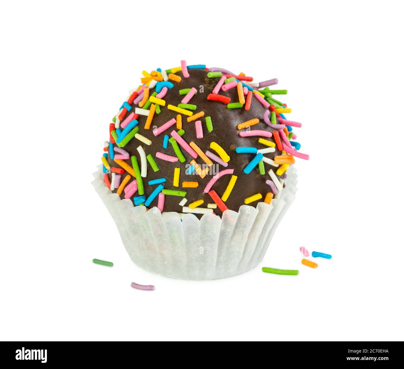 Boule de gâteau au chocolat avec des saupoudres colorées sous forme de papier isolée sur fond blanc Banque D'Images