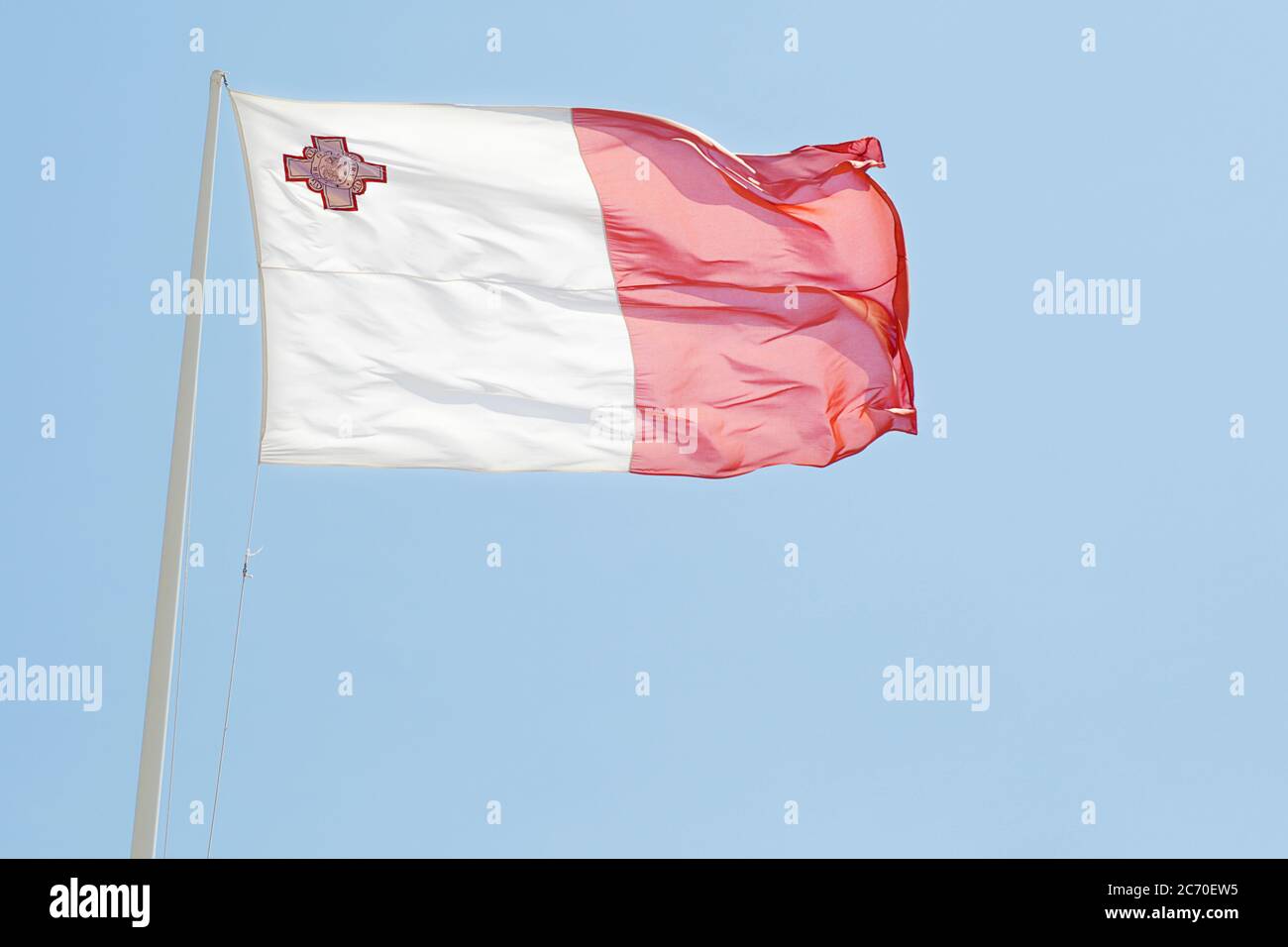 Drapeau national de Malte avec ciel bleu sur fond Banque D'Images