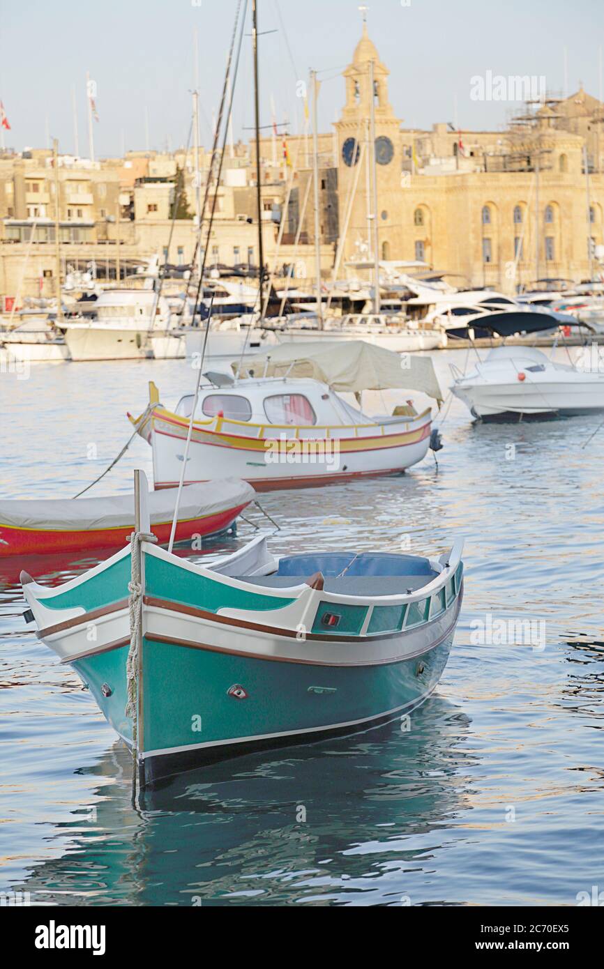 En premier plan amarrés bateaux, en arrière-plan (hors foyer) édifices médiévaux et églises de Birgu (Vittoriosa), Malte Banque D'Images
