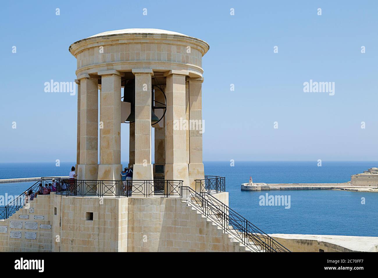 Mémorial de guerre de la deuxième Guerre mondiale Siege Bell vu des jardins de la Basse-Barrakka, Valletta, Malte Banque D'Images