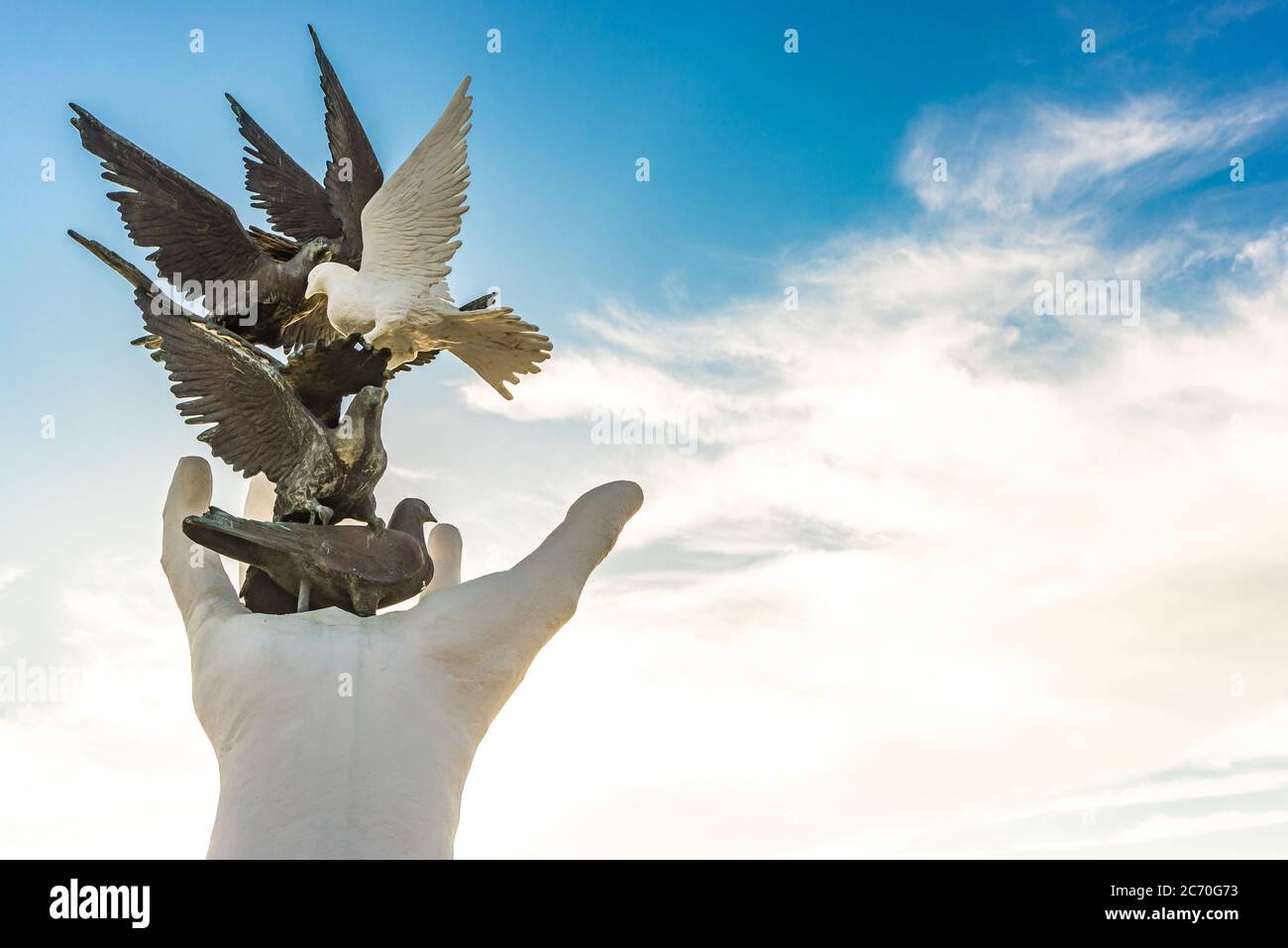 Une statue à Kusadasi, en Turquie, avec une main libérant des oiseaux de différentes couleurs symbolisant la liberté, la diversité et la paix Banque D'Images