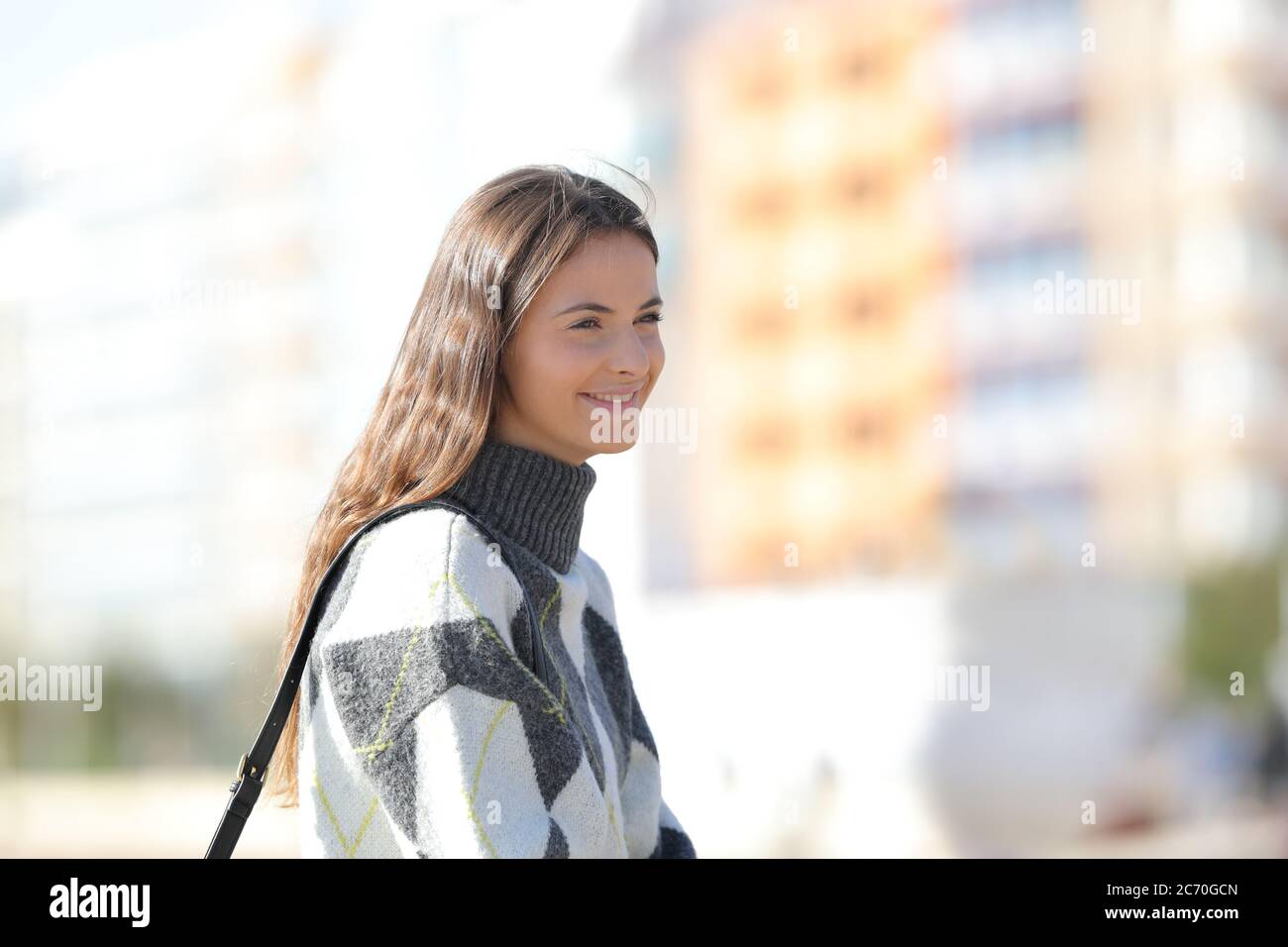 Bonne fille portant un maillot regardant loin dans la rue en hiver un jour ensoleillé Banque D'Images