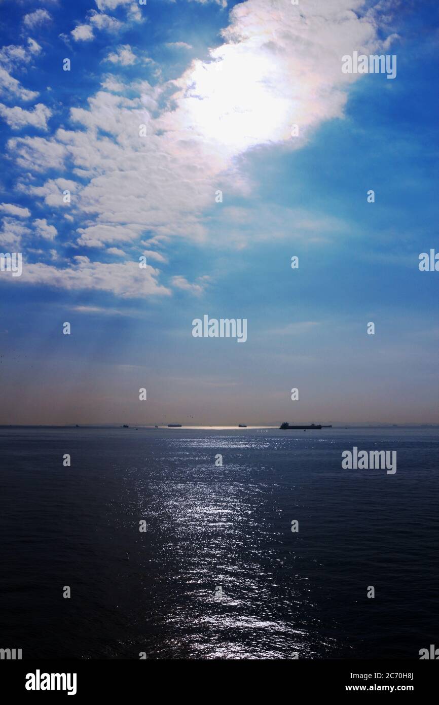 Vue sur la mer depuis l'île artificielle Umihotaru, au milieu de la ligne Aqua Line, en face de la route de transit de la baie de Tokyo Banque D'Images