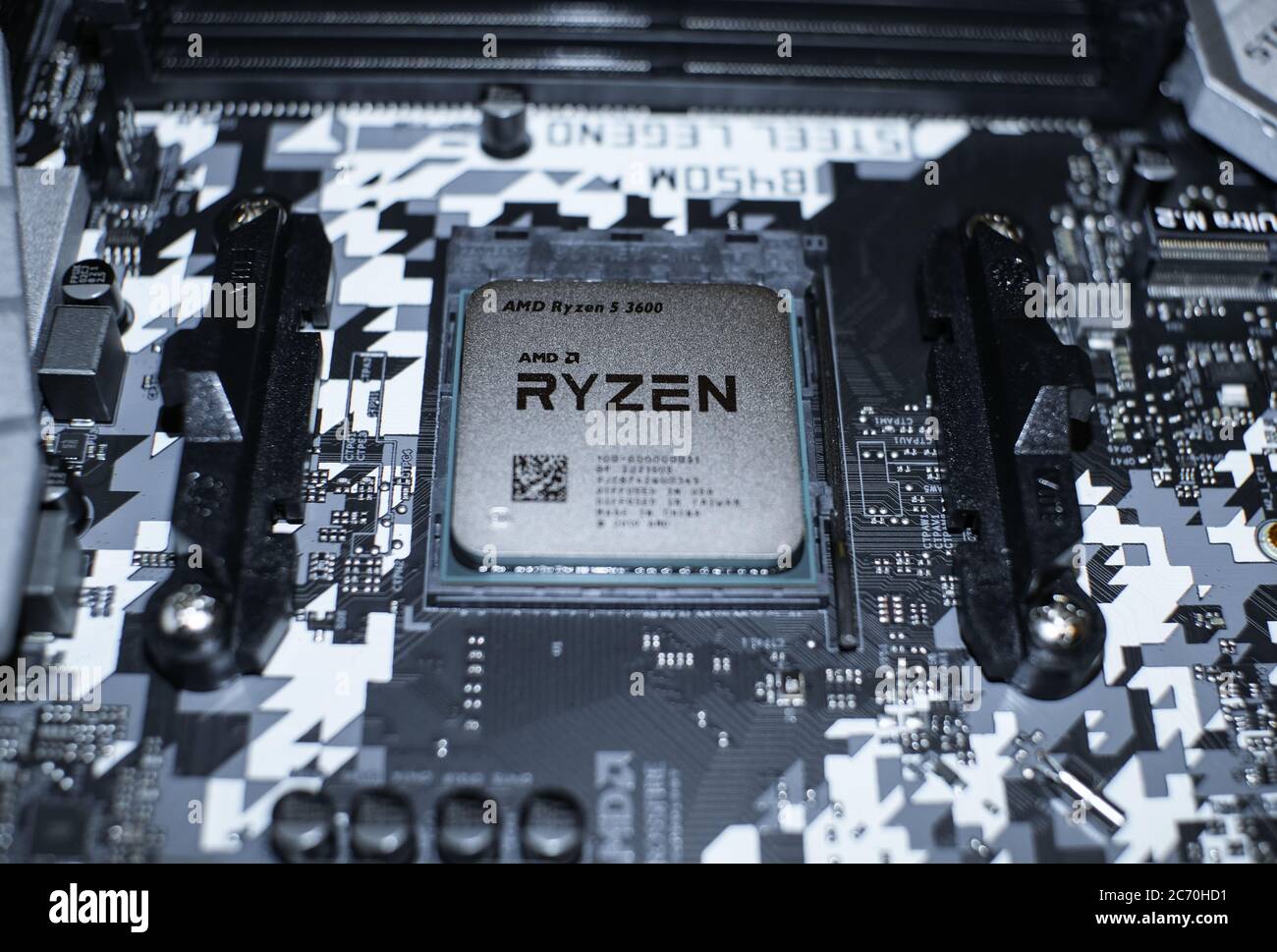Rome, italie - 1 juillet 2020 : processeur AMD ryzen 3600 pour PC de bureau installé sur la carte mère hi tech, composants informatiques Banque D'Images