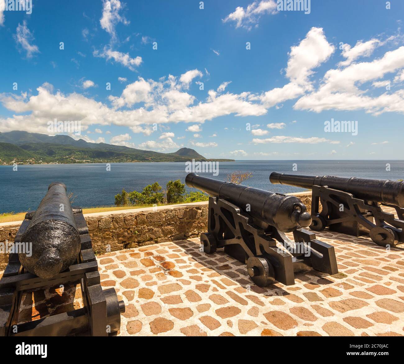 Les canons traversent la baie de Prince Rupert depuis fort Shirley La ville de Portsmouth sur l'île des Caraïbes de la Dominique Banque D'Images