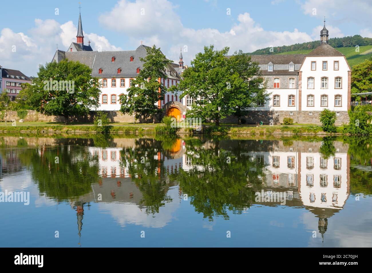 Berkastel-Kues an der Mosel mit Spiegelung im Wasser, Rheinland-Pfalz, Allemagne Banque D'Images
