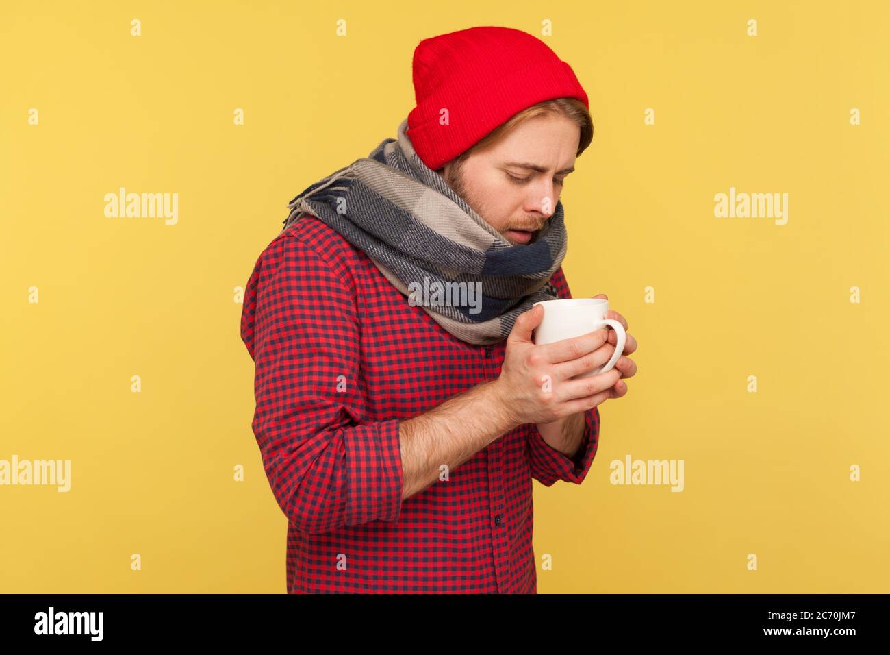 Un type malade de la grippe a été traité avec du thé chaud, tenant une tasse se sentir mal à la gorge, fièvre à haute température, symptômes de la grippe saisonnière, concept médical. Banque D'Images
