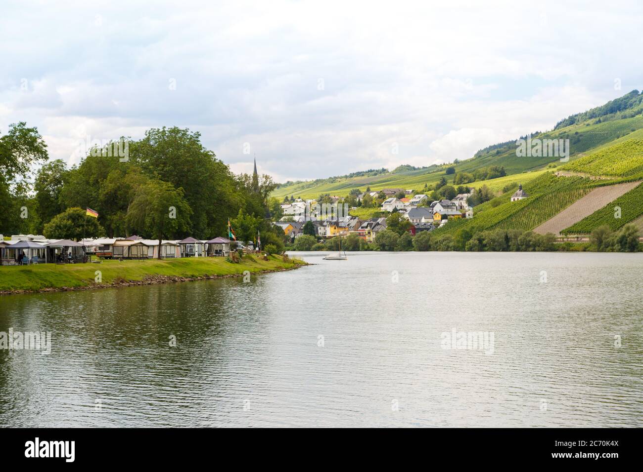 Blick auf Kröv von der Mosel, Rheinland-Pfalz, Allemagne Banque D'Images