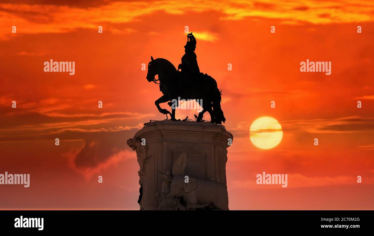Lisbonne, Portugal - novembre 2019 : silhouette de la statue équestre du roi Jean I sur la place Praca da Figueira sous un soleil rouge nocturne spectaculaire Banque D'Images