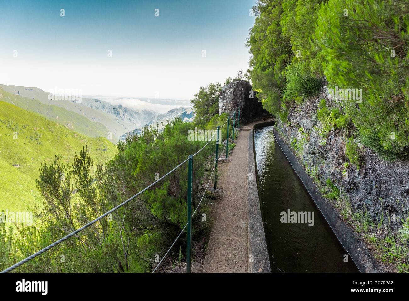 Vue sur 'Levada do Alecrim' avec les montagnes de 'Paul da Serra' comme arrière-plan. Banque D'Images