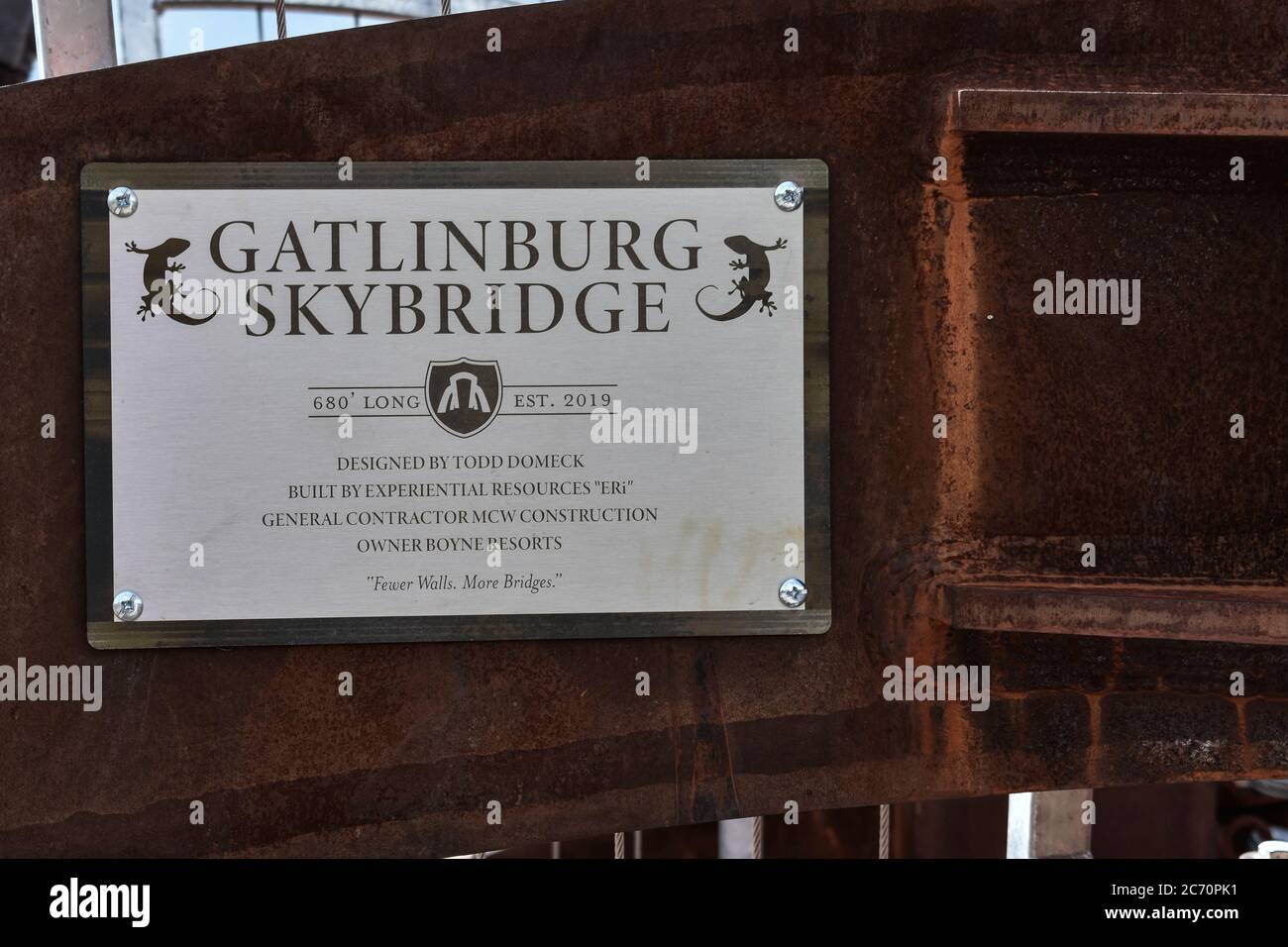 Panneau sur le Skybridge piéton dans Smoky Mountains à Gatlinburg, TN qui a ouvert en 2019 Banque D'Images