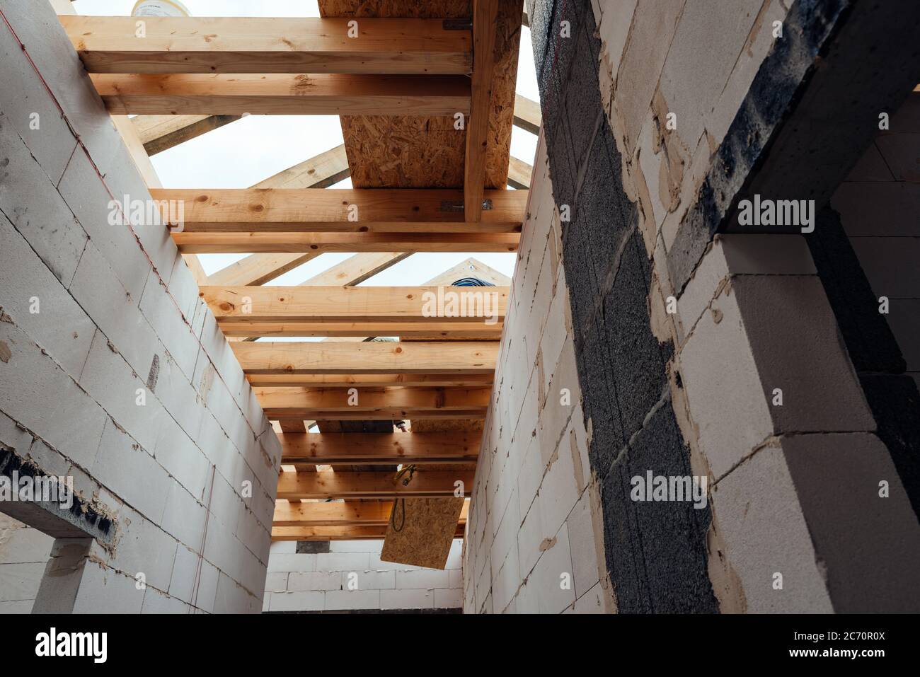 Construction d'une maison unifamiliale avec toit Banque D'Images Construction d'une maison unifamiliale avec toit Banque D'Images
