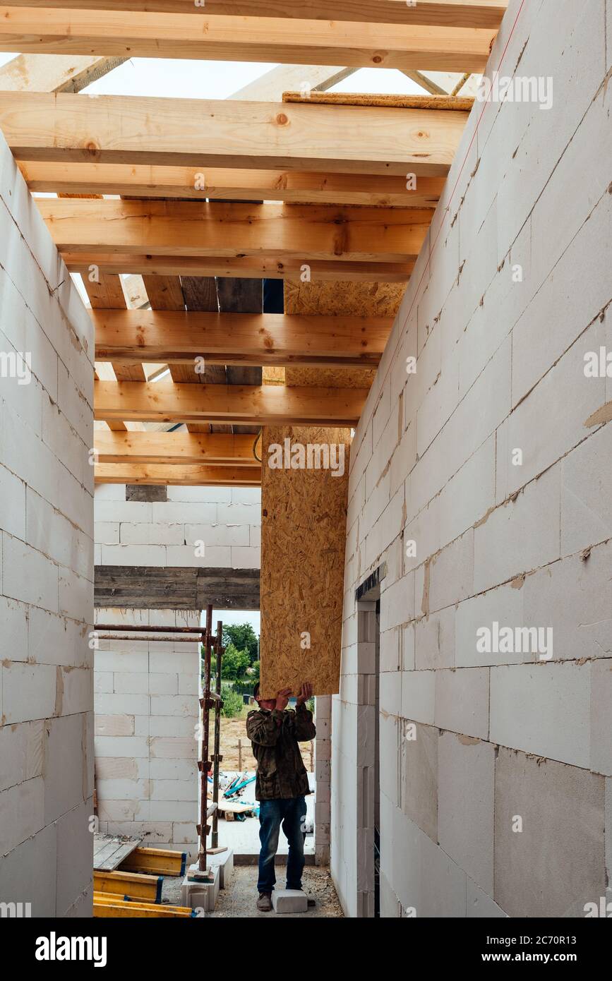 Construction d'une maison unifamiliale avec toit Banque D'Images Construction d'une maison unifamiliale avec toit Banque D'Images
