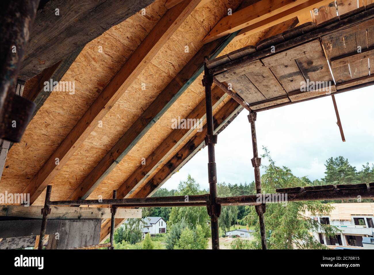 Construction d'une maison unifamiliale avec toit Banque D'Images Construction d'une maison unifamiliale avec toit Banque D'Images