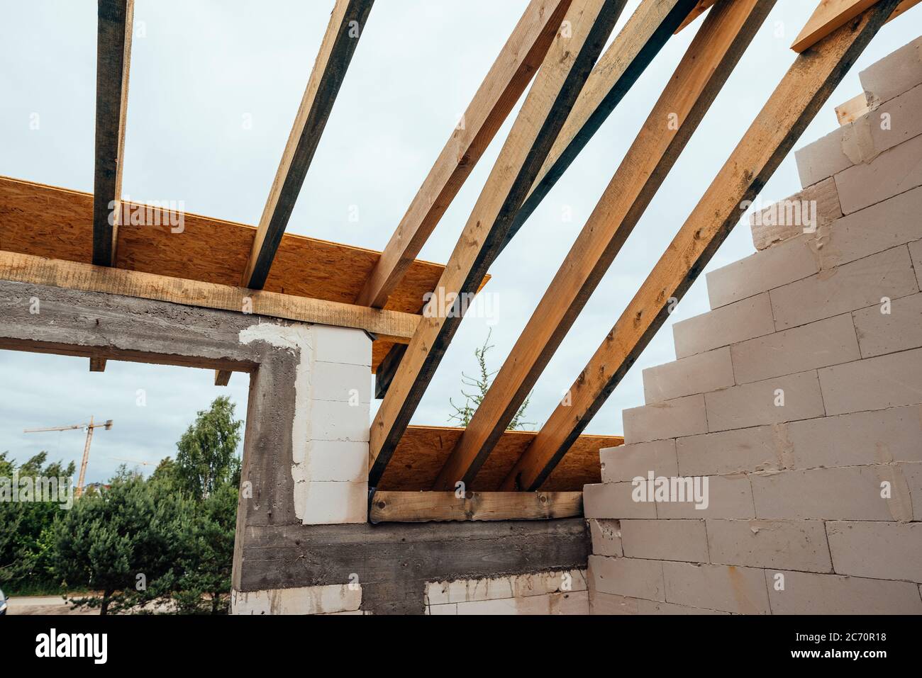 Construction d'une maison unifamiliale avec toit Banque D'Images Construction d'une maison unifamiliale avec toit Banque D'Images