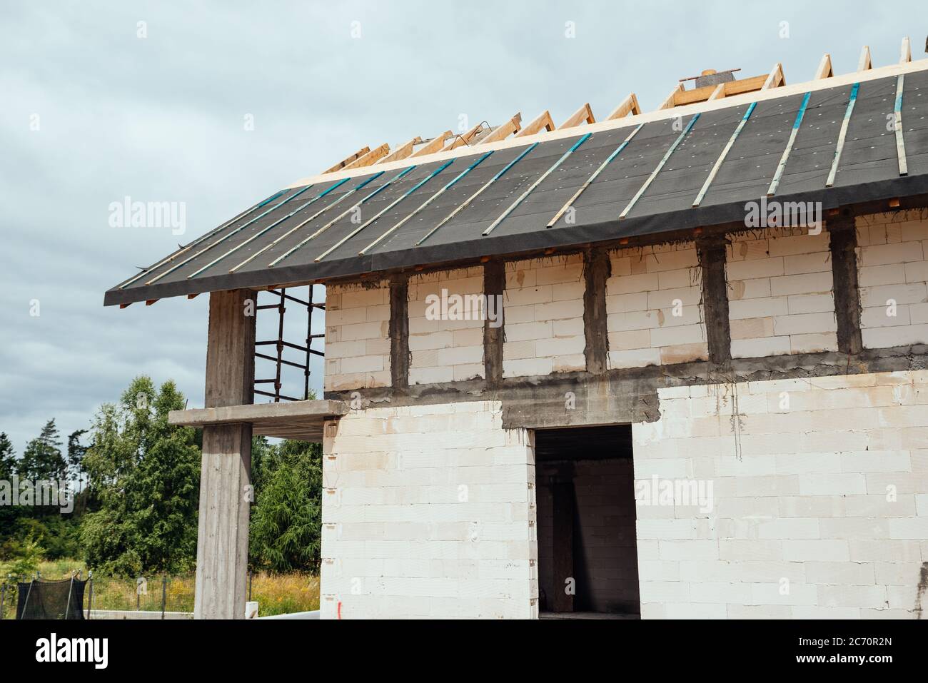 Construction d'une maison unifamiliale avec toit Banque D'Images Construction d'une maison unifamiliale avec toit Banque D'Images