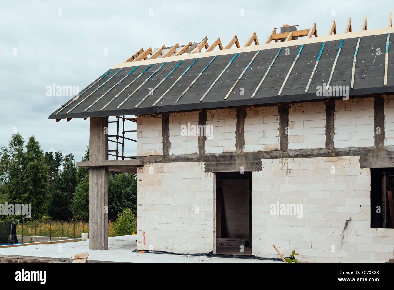 Construction d'une maison unifamiliale avec toit Banque D'Images Construction d'une maison unifamiliale avec toit Banque D'Images