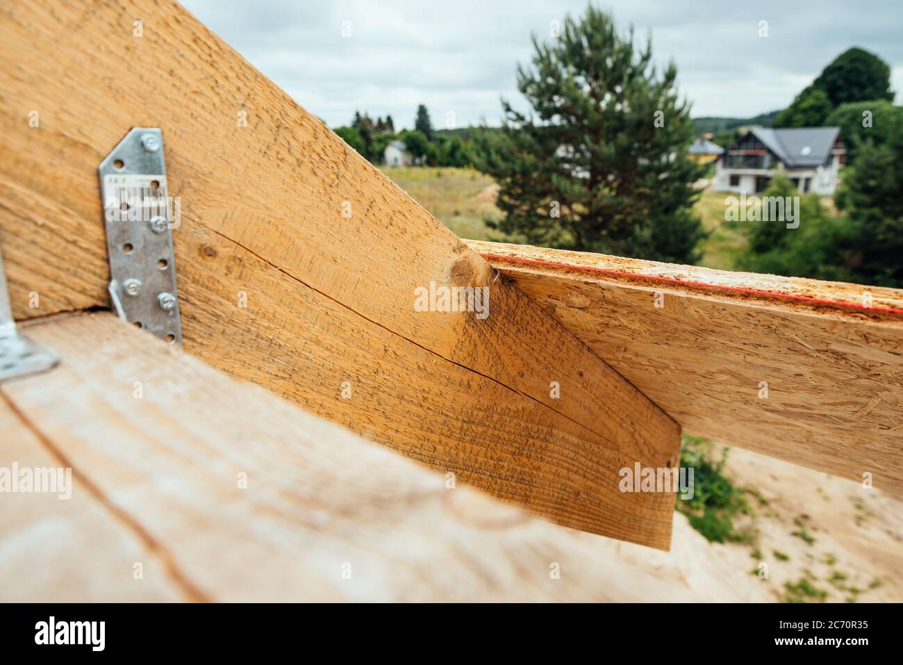 Construction d'une maison unifamiliale avec toit Banque D'Images Construction d'une maison unifamiliale avec toit Banque D'Images