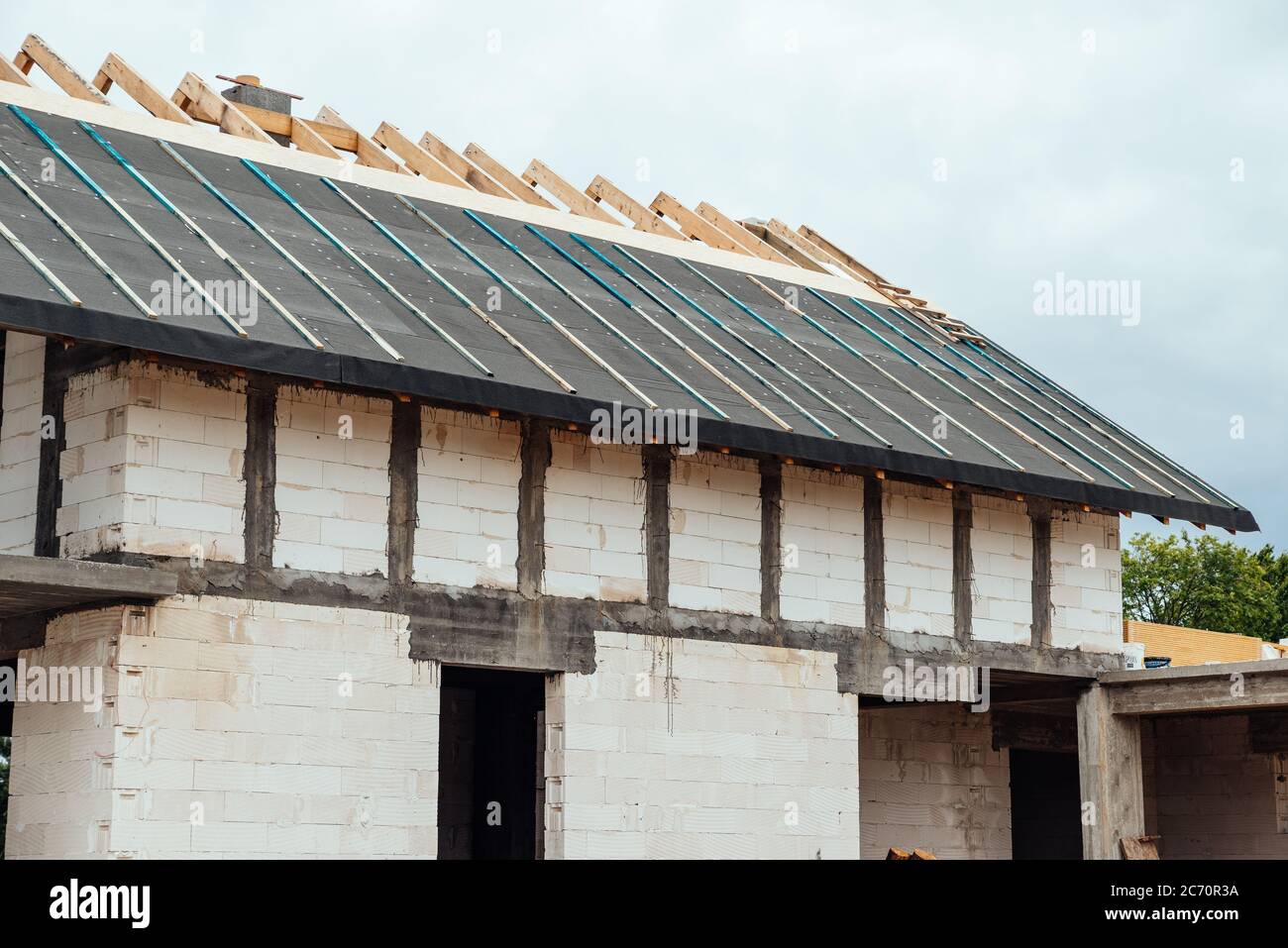 Construction d'une maison unifamiliale avec toit Banque D'Images Construction d'une maison unifamiliale avec toit Banque D'Images