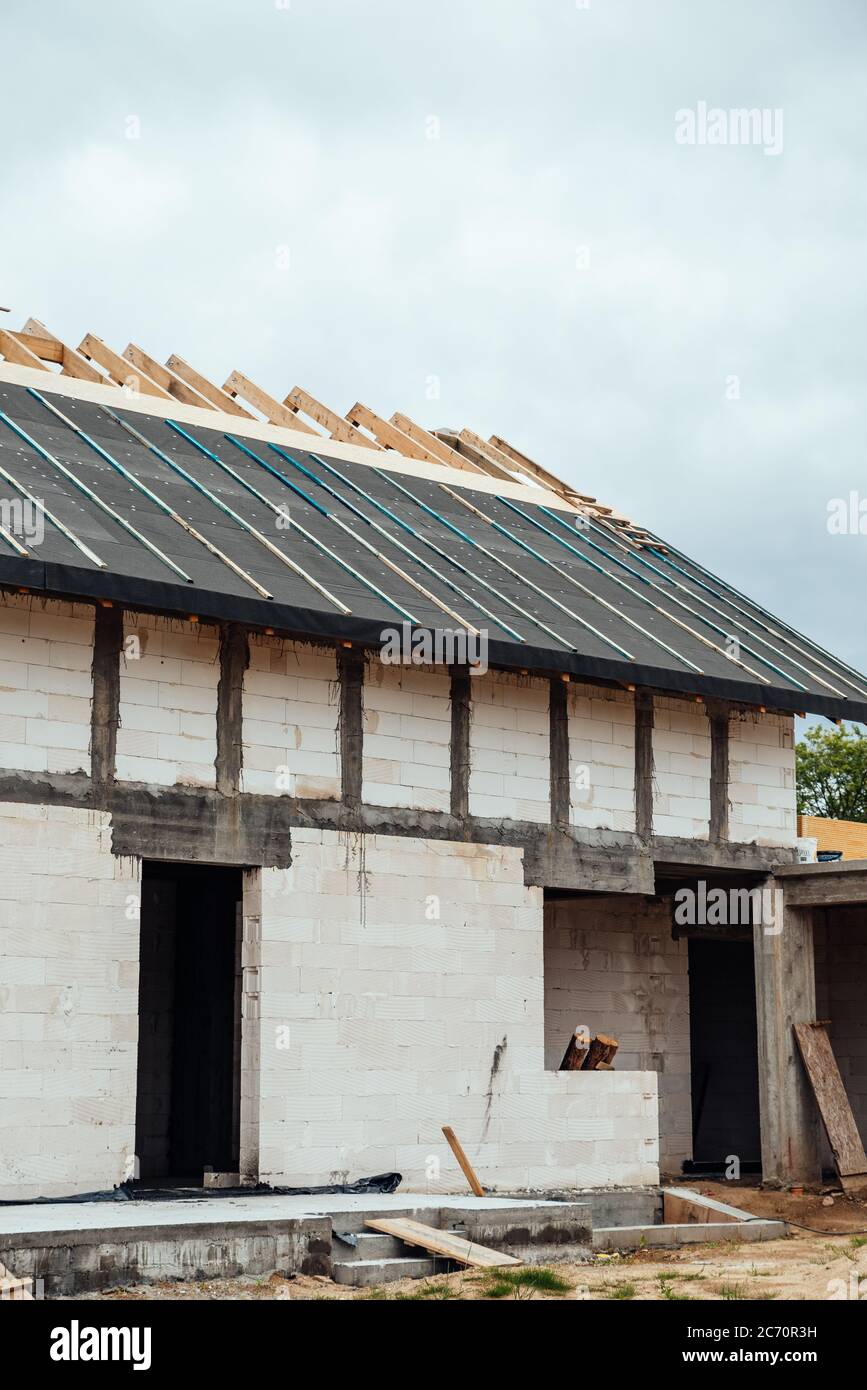Construction d'une maison unifamiliale avec toit Banque D'Images Construction d'une maison unifamiliale avec toit Banque D'Images
