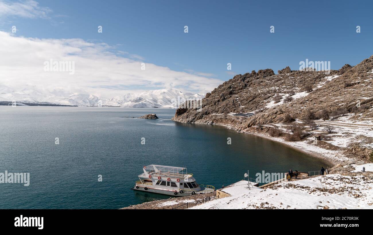 Île d'Akdamar, Van, Turquie - février 2020 : bateau de visite dans le port de l'île d'Akdamar avec lac de Van paysage Banque D'Images