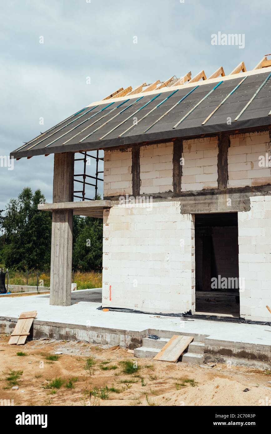 Construction d'une maison unifamiliale avec toit Banque D'Images Construction d'une maison unifamiliale avec toit Banque D'Images