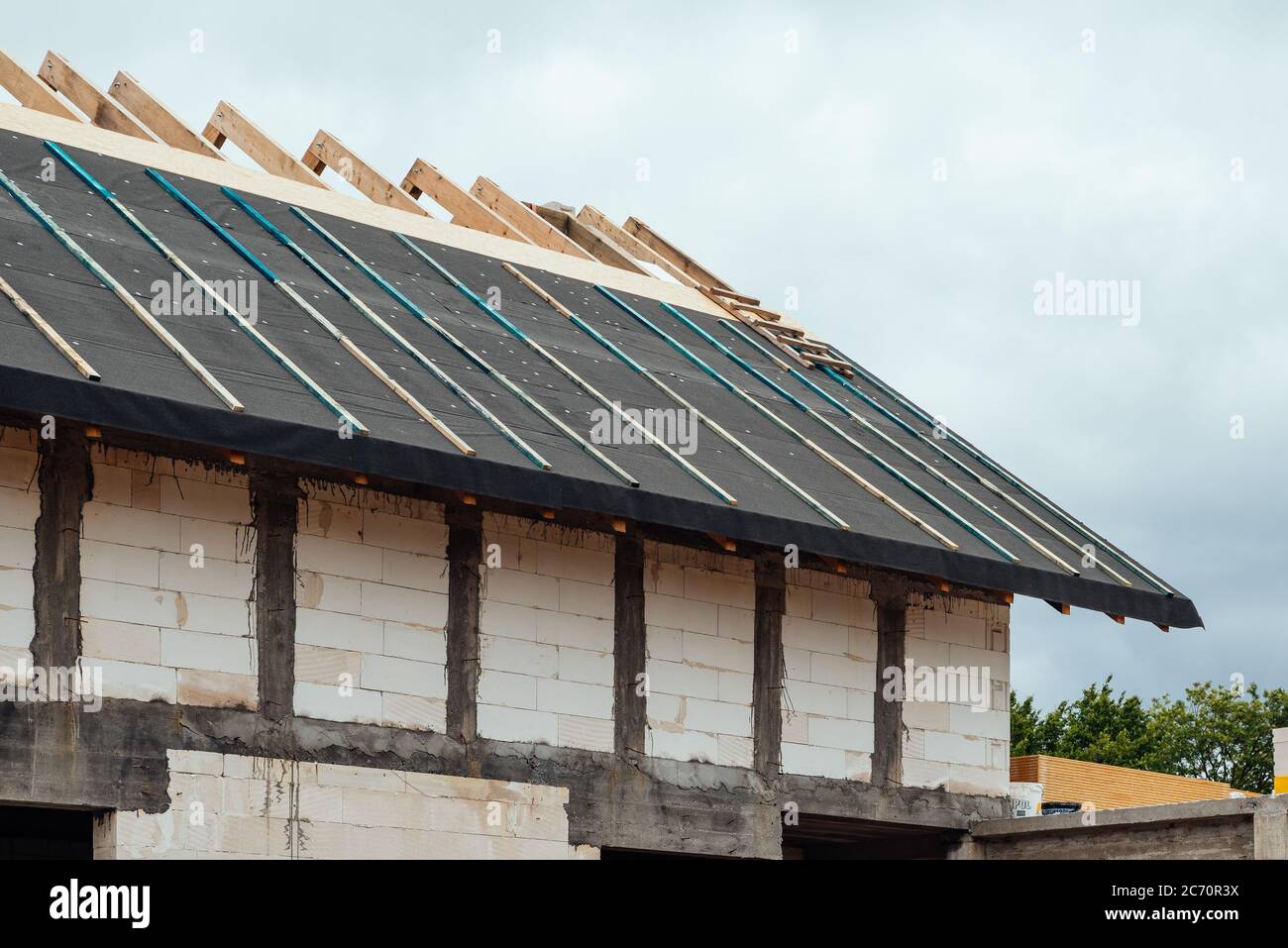 Construction d'une maison unifamiliale avec toit Banque D'Images Construction d'une maison unifamiliale avec toit Banque D'Images
