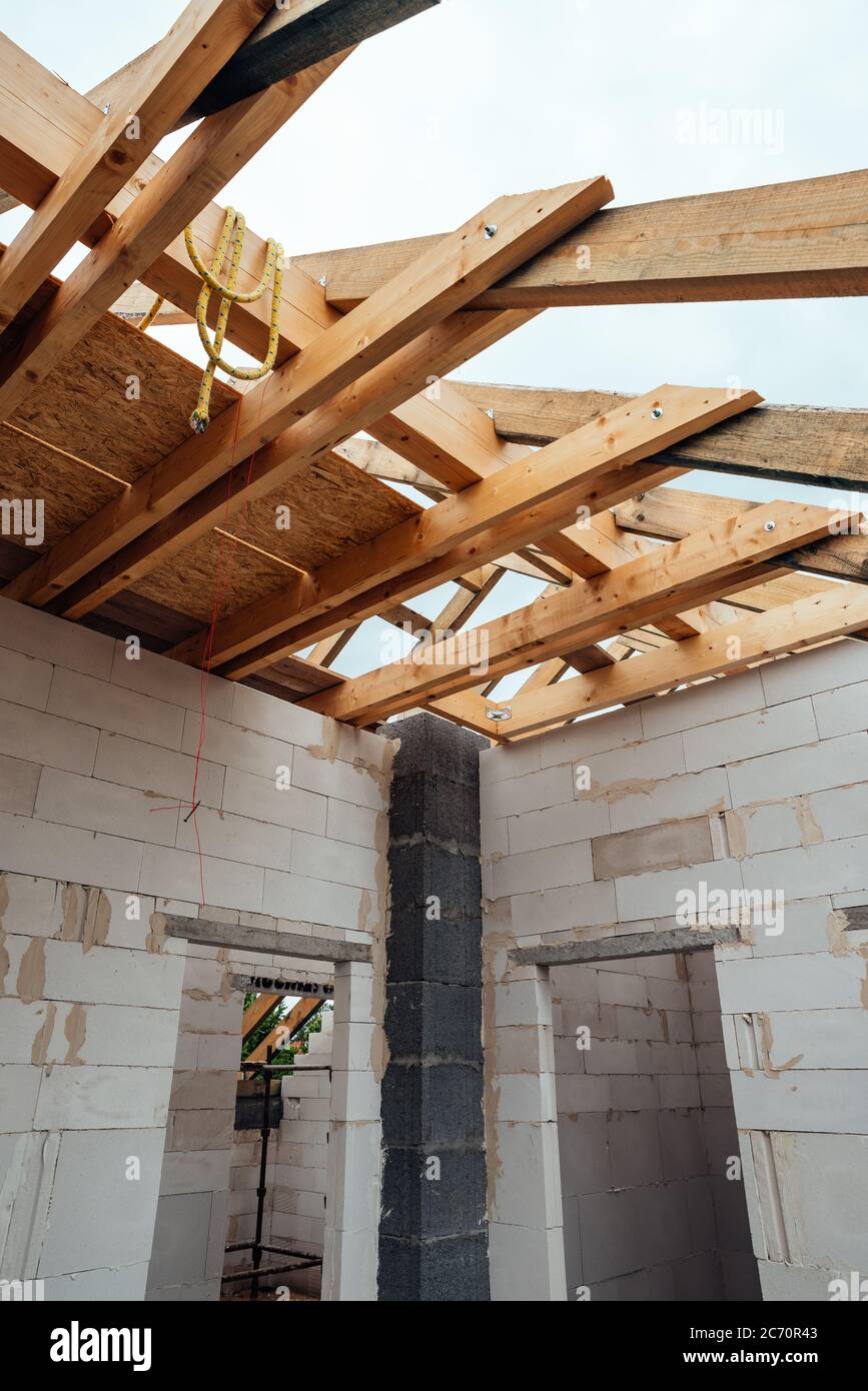 Construction d'une maison unifamiliale avec toit Banque D'Images Construction d'une maison unifamiliale avec toit Banque D'Images