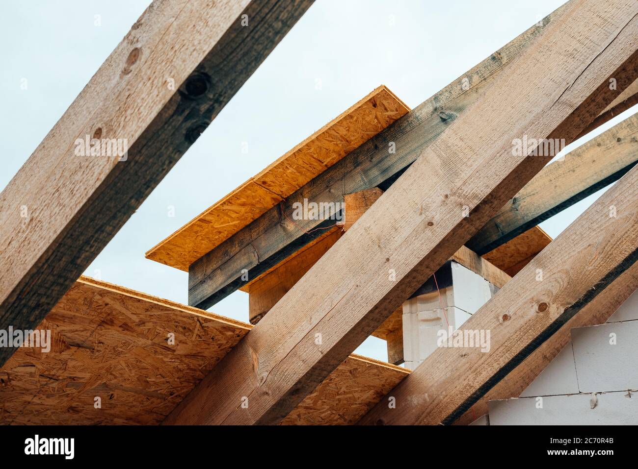 Construction d'une maison unifamiliale avec toit Banque D'Images Construction d'une maison unifamiliale avec toit Banque D'Images