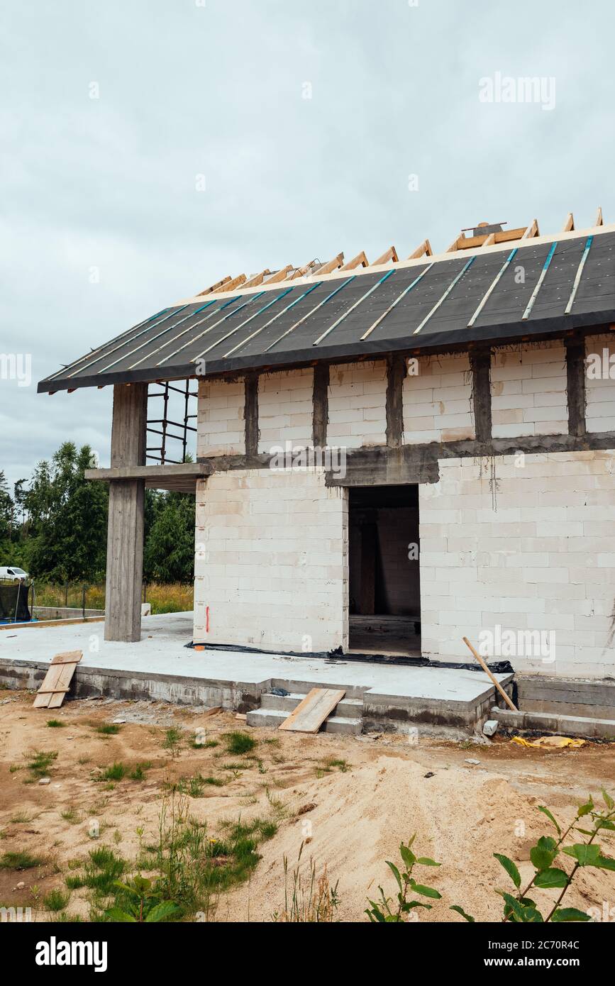 Construction d'une maison unifamiliale avec toit Banque D'Images Construction d'une maison unifamiliale avec toit Banque D'Images
