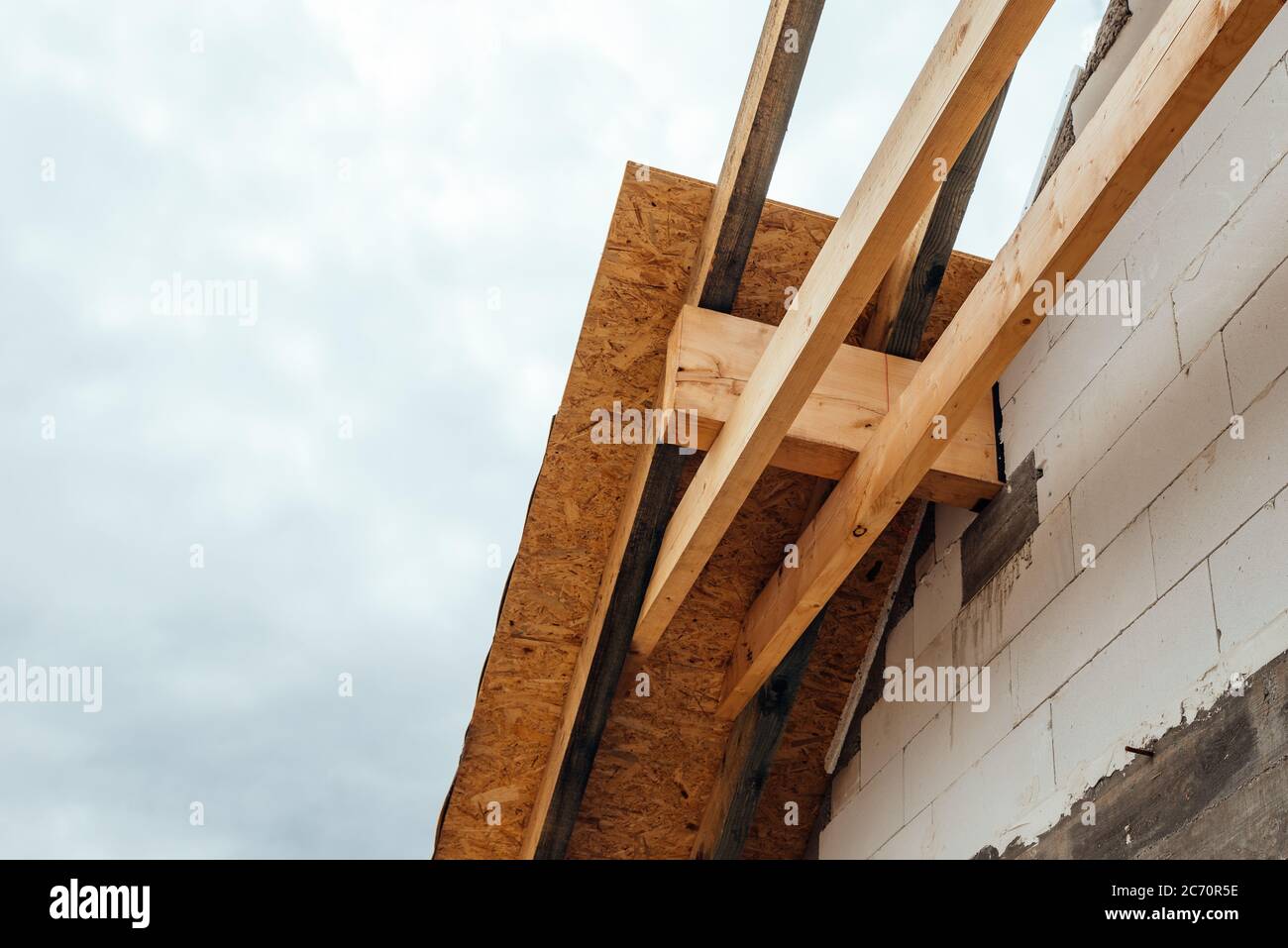 Construction d'une maison unifamiliale avec toit Banque D'Images Construction d'une maison unifamiliale avec toit Banque D'Images