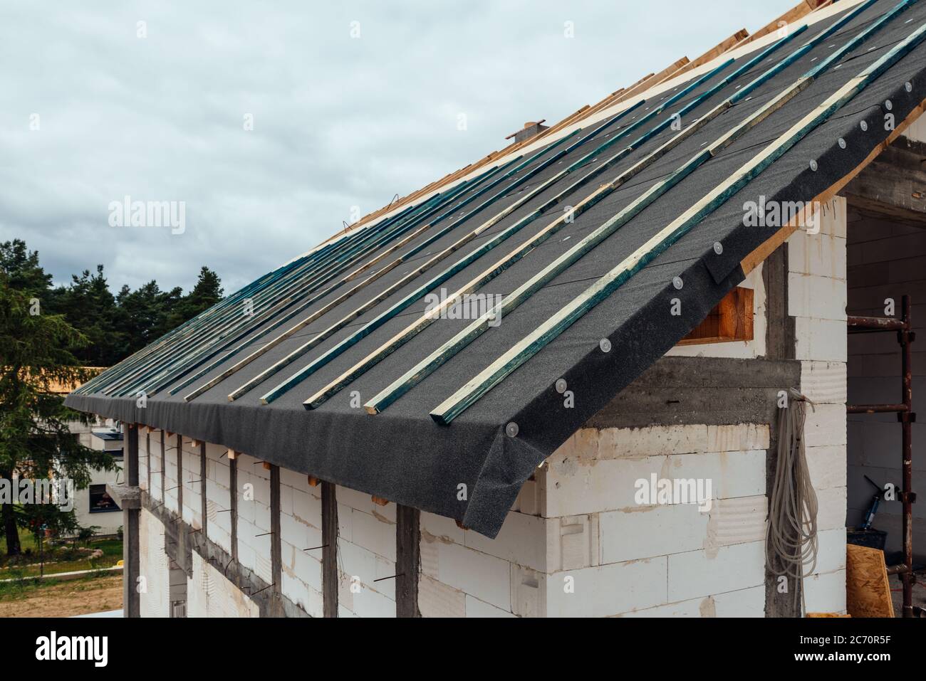 Construction d'une maison unifamiliale avec toit Banque D'Images Construction d'une maison unifamiliale avec toit Banque D'Images