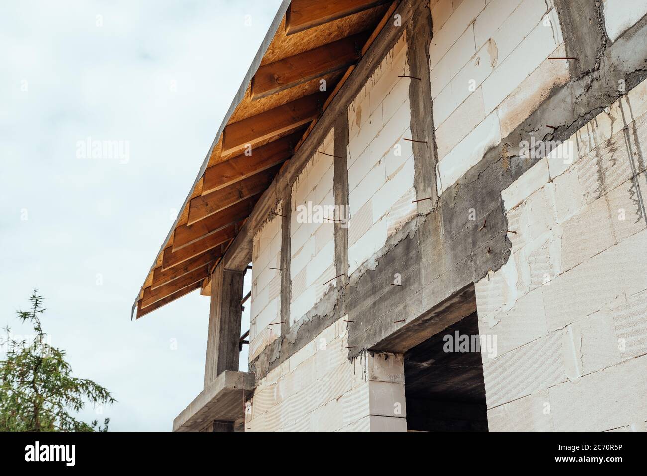 Construction d'une maison unifamiliale avec toit Banque D'Images Construction d'une maison unifamiliale avec toit Banque D'Images