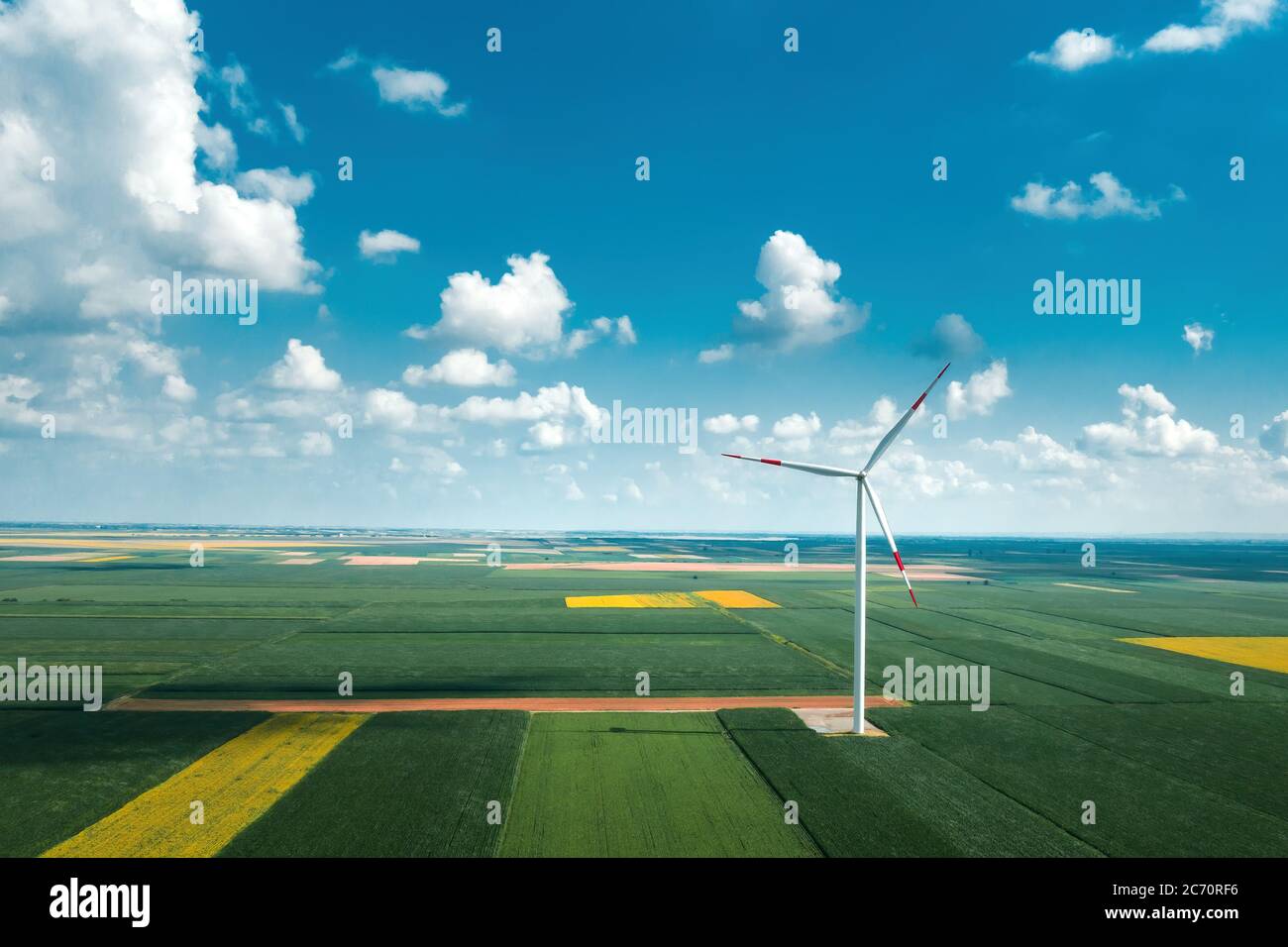 Vue aérienne des éoliennes sur le parc éolien moderne depuis drone pov, vue en grand angle de la technologie innovante des ressources durables Banque D'Images