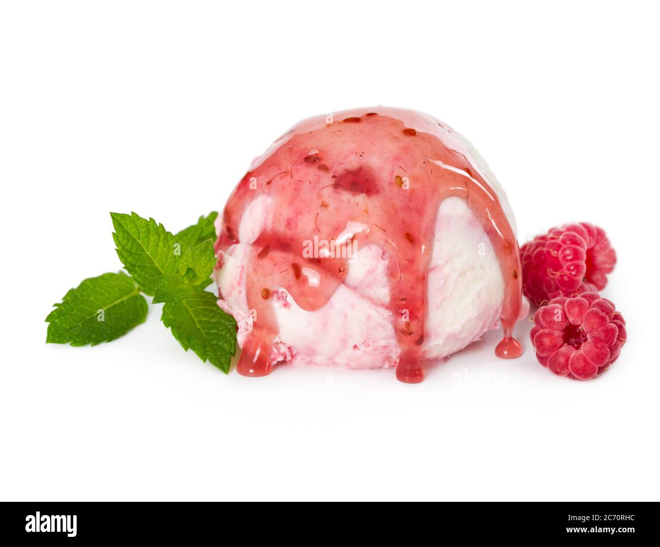 Cuillère de crème glacée à la framboise avec framboises fraîches, menthe et sirop de framboise isolés sur fond blanc Banque D'Images