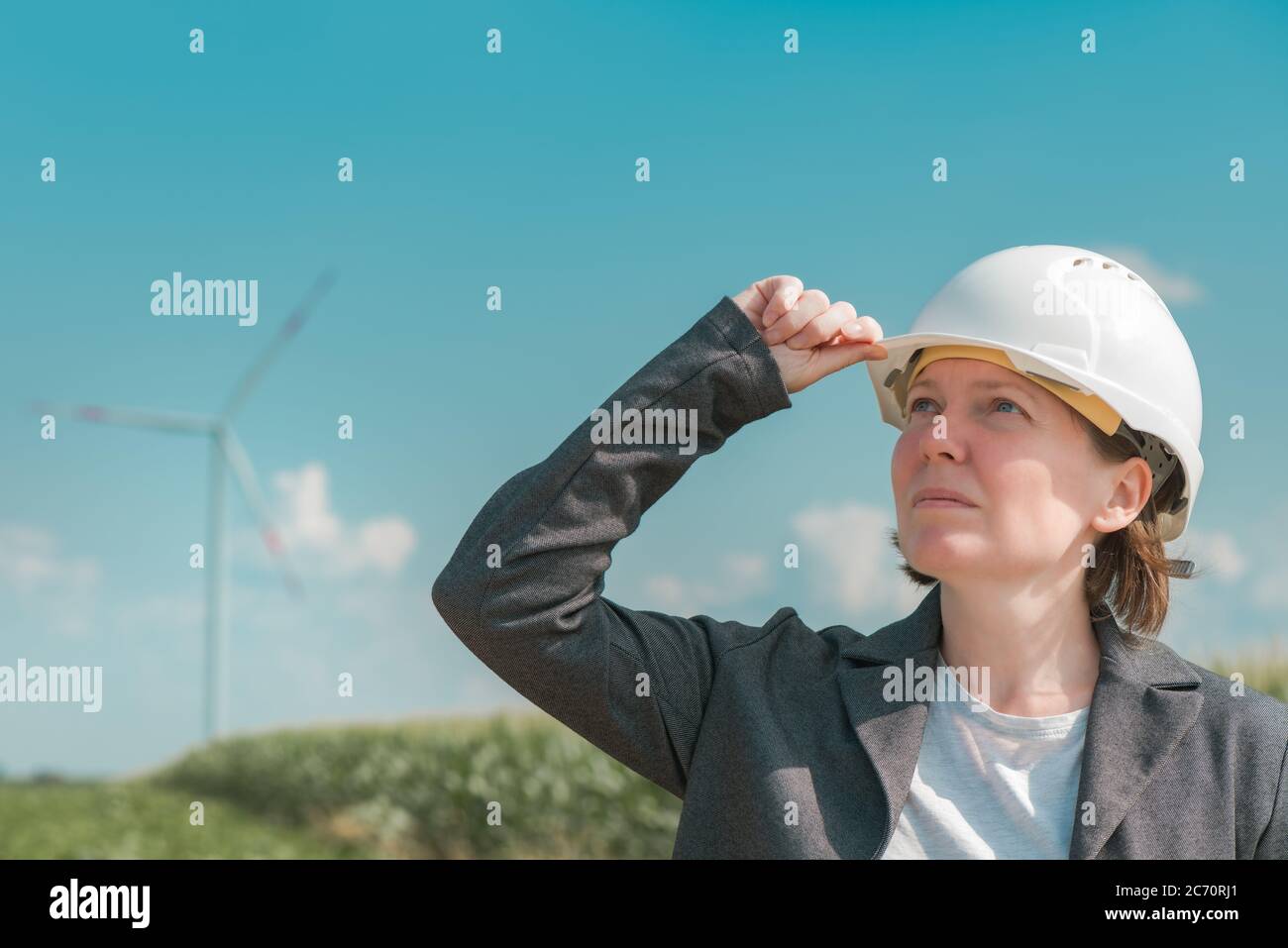 Portrait d'une femme ingénieur sur une ferme éolienne moderne pendant la planification du projet d'entretien Banque D'Images