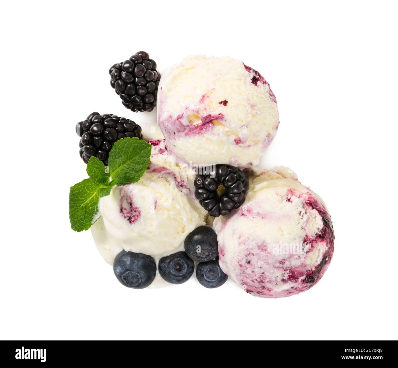 Trois boules de crème glacée avec des bleuets frais, des mûres et de la menthe isolées sur fond blanc. Vue de dessus. Banque D'Images