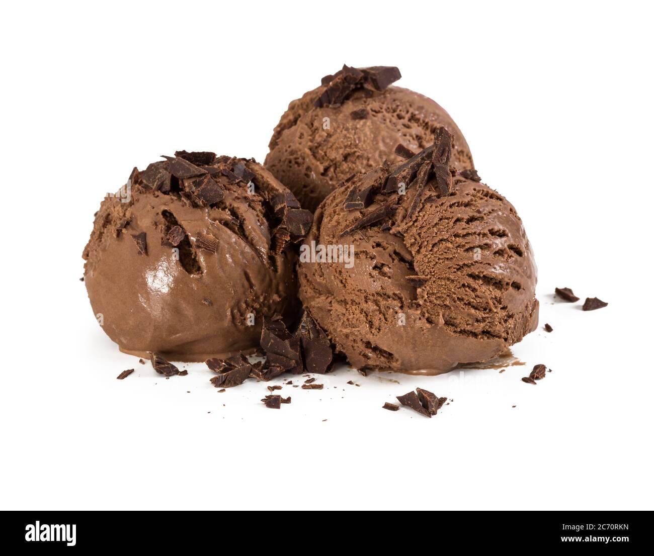 Trois boules de glace au chocolat avec des copeaux de chocolat isolés sur fond blanc. Banque D'Images