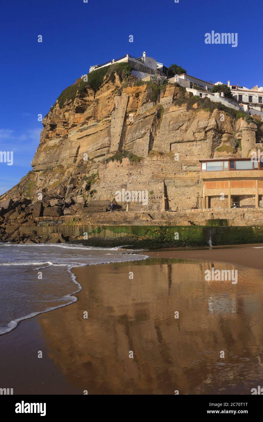 Le Portugal, Praia das Maçãs, Colares, Sintra, près de Lisbonne. Village construit sur une falaise dominant l'océan Atlantique et la plage ci-dessous. Banque D'Images