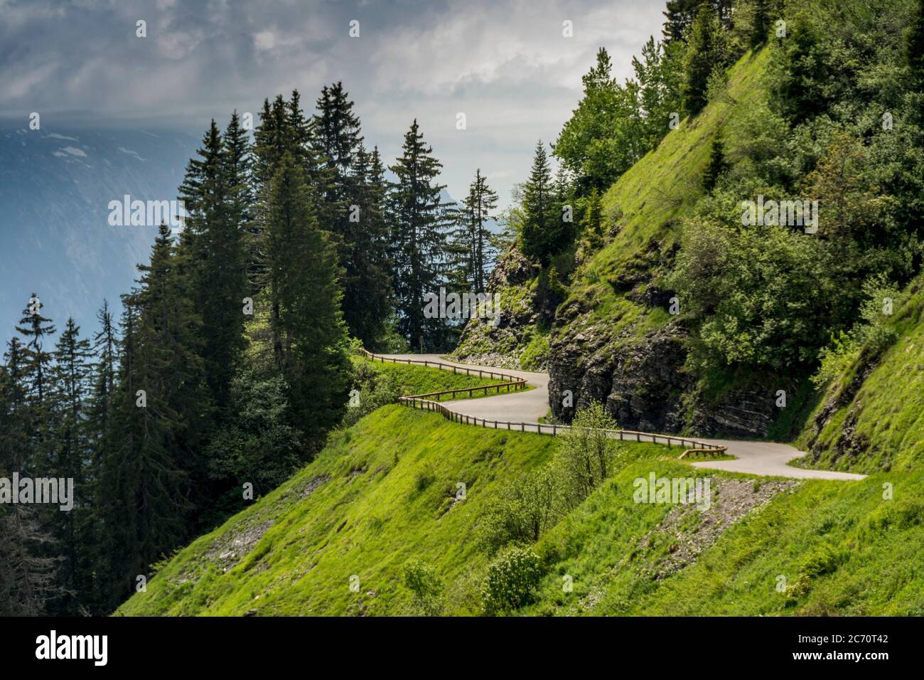 Chemin sinueux en haute Savoie. Alpes françaises. Auvergne-Rhône-Alpes. France Banque D'Images