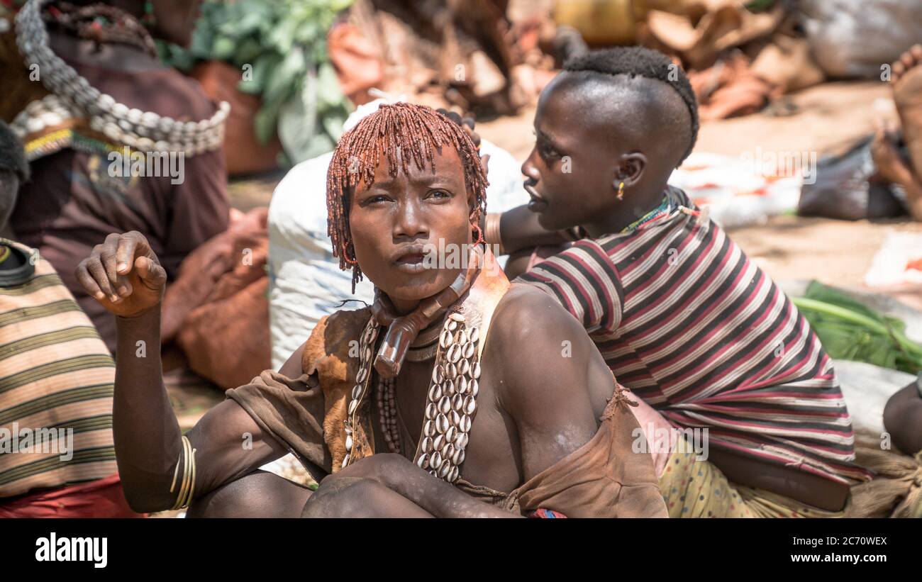Omo Valley, Ethiopie - septembre 2017 : femmes non identifiées de la tribu Hamar sur le marché local du village en Ethiopie Banque D'Images