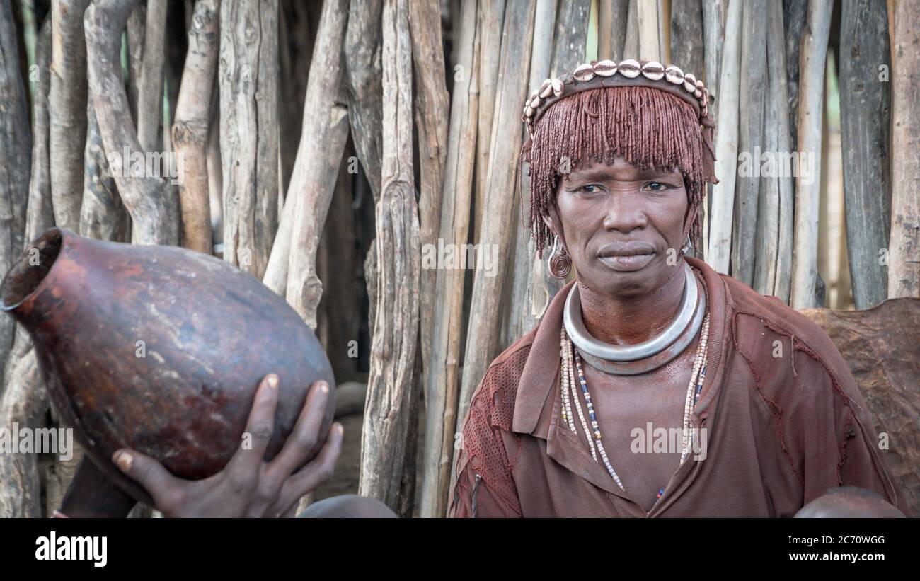 Omo Valley, Ethiopie - septembre 2017 : femme non identifiée de la tribu de Hamar dans la vallée d'Omo en Ethiopie Banque D'Images