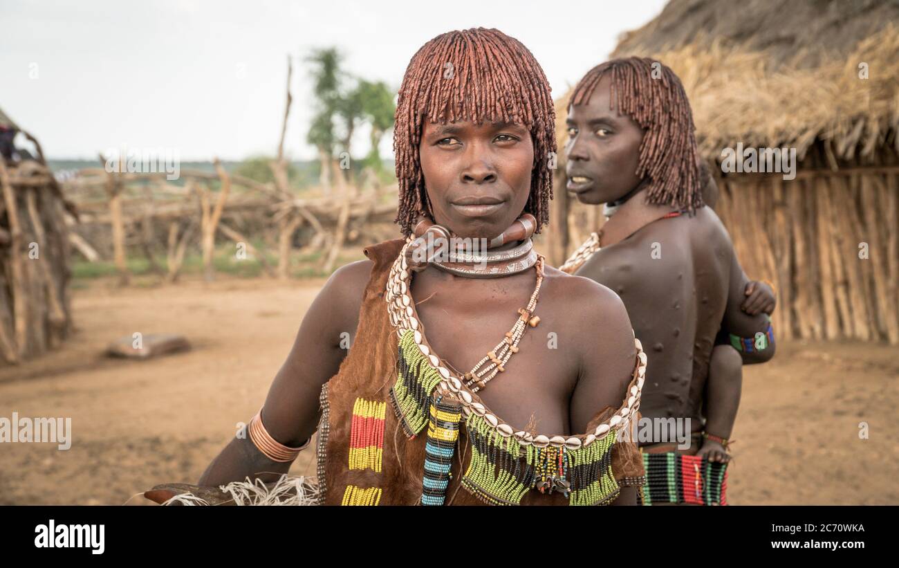Omo Valley, Ethiopie - septembre 2017 : femmes non identifiées de la tribu de Hamar dans la vallée d'Omo en Ethiopie Banque D'Images