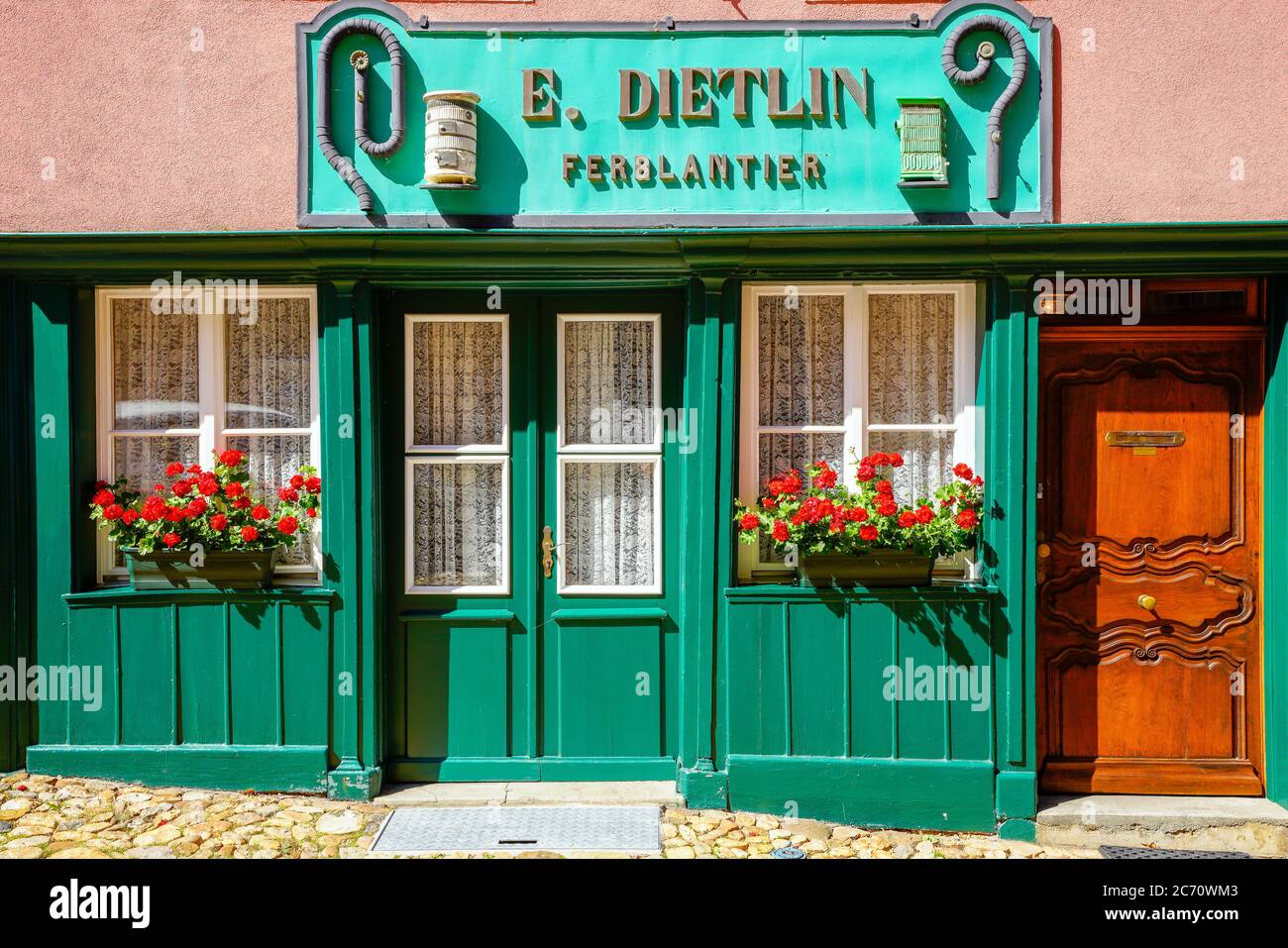 Belle devanture de l'ancien commerce d'étain Dietlin du 19e siècle à Ferrette (Pfirt), Alsace dans le nord-est de la France. Banque D'Images