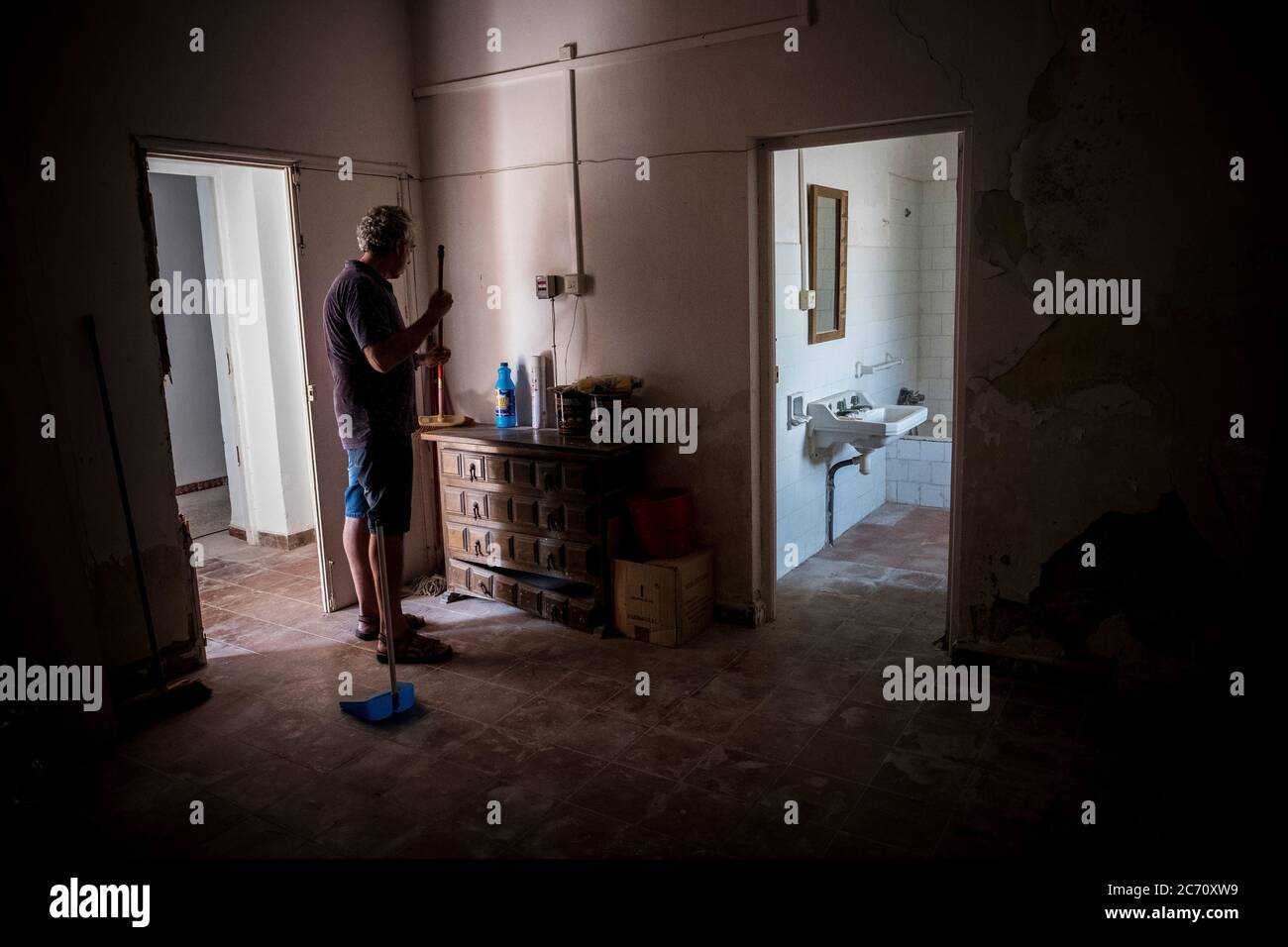 Mario Sanz nettoie ce qui était la maison ancienne du gardien de phare au phare de Garrucha, en Espagne. Date: 13/07/2017. Photographe: Xabier Mikel Laburu. Certains phares où aucun gardien de phare ne vit souffrent plus du manque de préservation de bâtiment. Banque D'Images