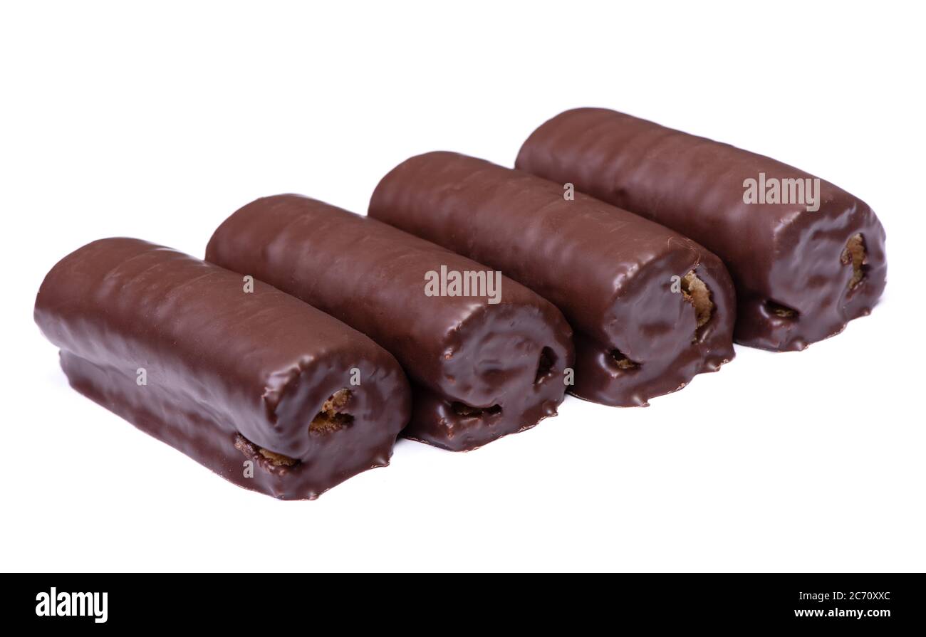 Rouleaux de pâte à pâtisserie au chocolat doux isolés sur fond blanc Banque D'Images