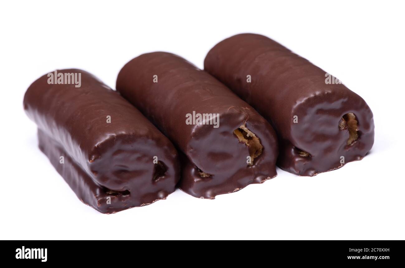Rouleaux de pâte à pâtisserie au chocolat doux isolés sur fond blanc Banque D'Images